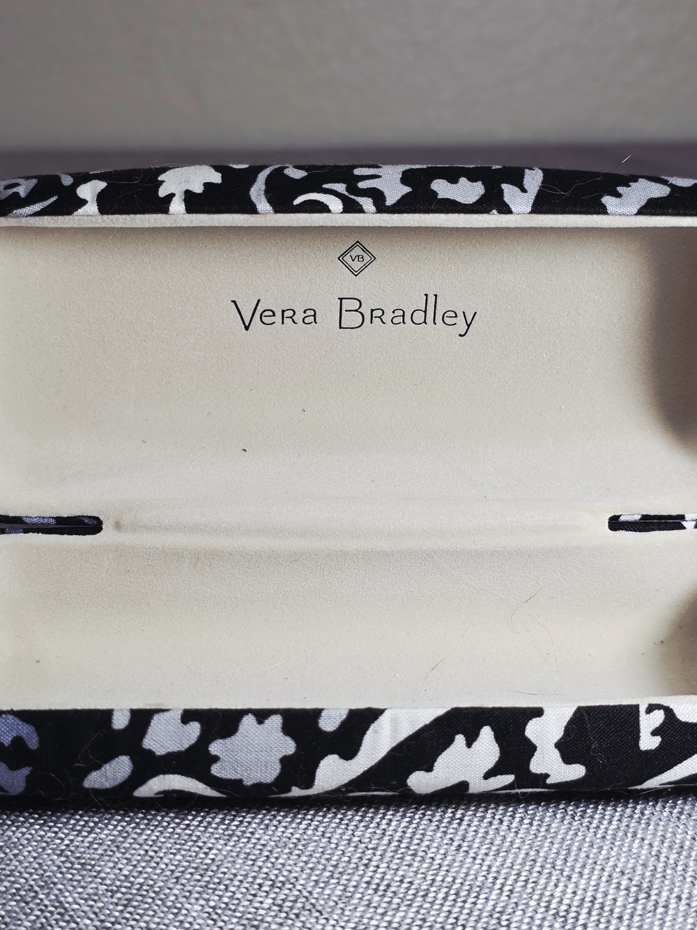 Vera Bradley Black White Paisley Floral Hard Clamshell Eyeglass Case